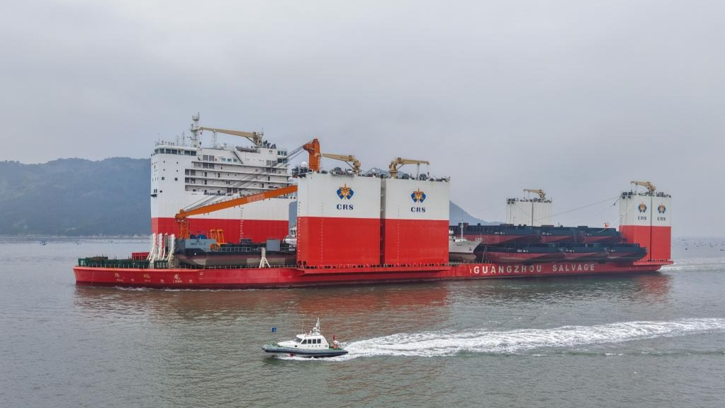 半潜船“华瑞龙”装载13艘船舶驶往非洲