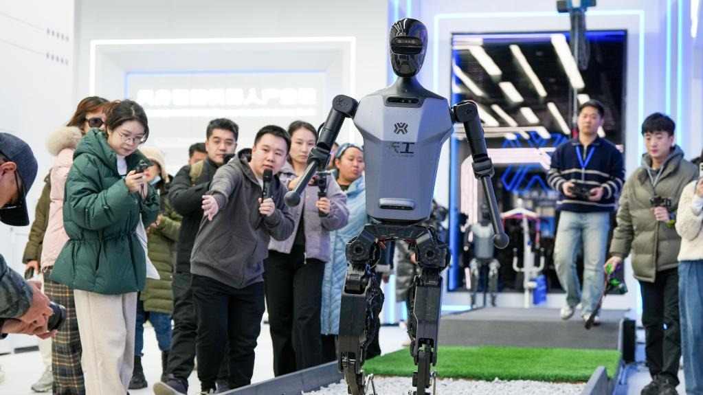 共话中国经济新机遇｜专访：中国创新为全球可持续发展提供强大动力——访法国施耐德集团前高管阿祖莱