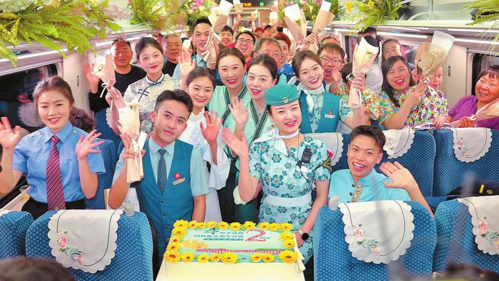 联通山水间 情暖丝路长——中老铁路国际旅客列车开行两周年