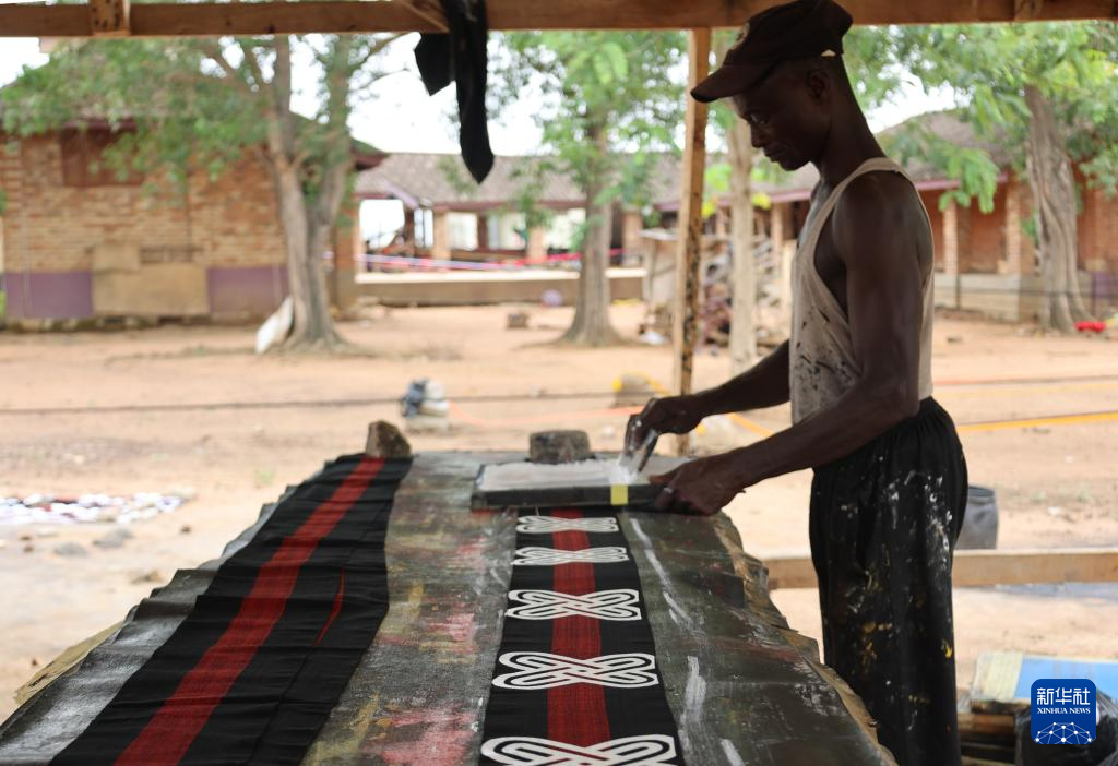 加纳：色彩斑斓的“肯特布”