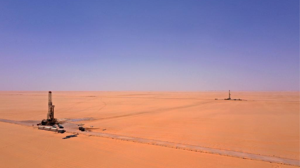 荒漠中钻出“生命之泉”——沙漠里的中国打井队