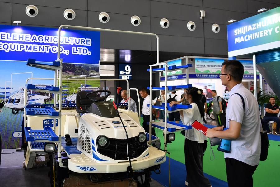 Machines agricoles chinoises présentées à la 4e Exposition économique et commerciale Chine-Afrique