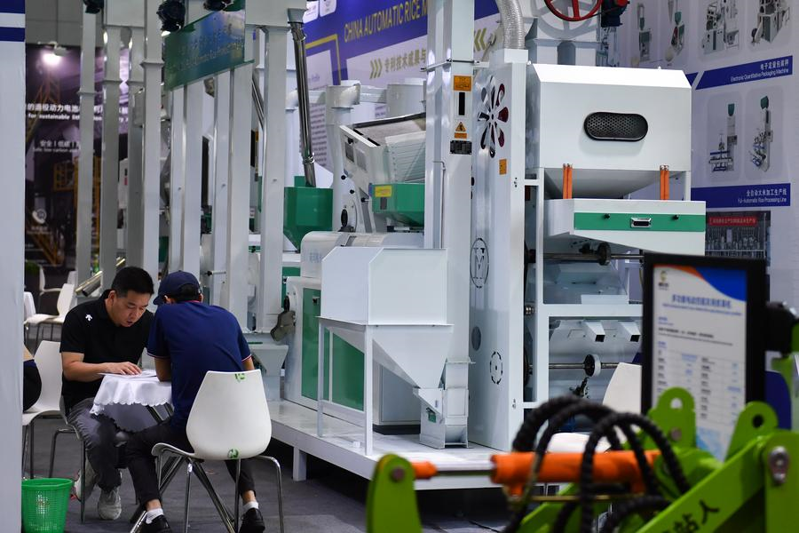 Machines agricoles chinoises présentées à la 4e Exposition économique et commerciale Chine-Afrique