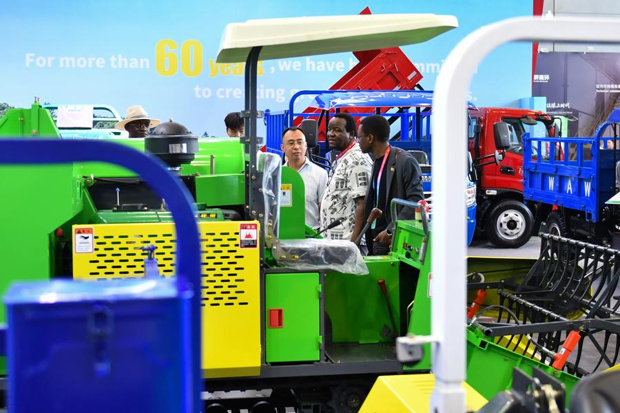 Machines agricoles chinoises présentées à la 4e Exposition économique et commerciale Chine-Afrique
