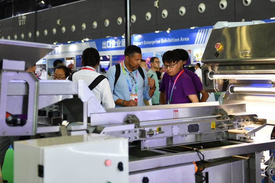 Machines agricoles chinoises présentées à la 4e Exposition économique et commerciale Chine-Afrique