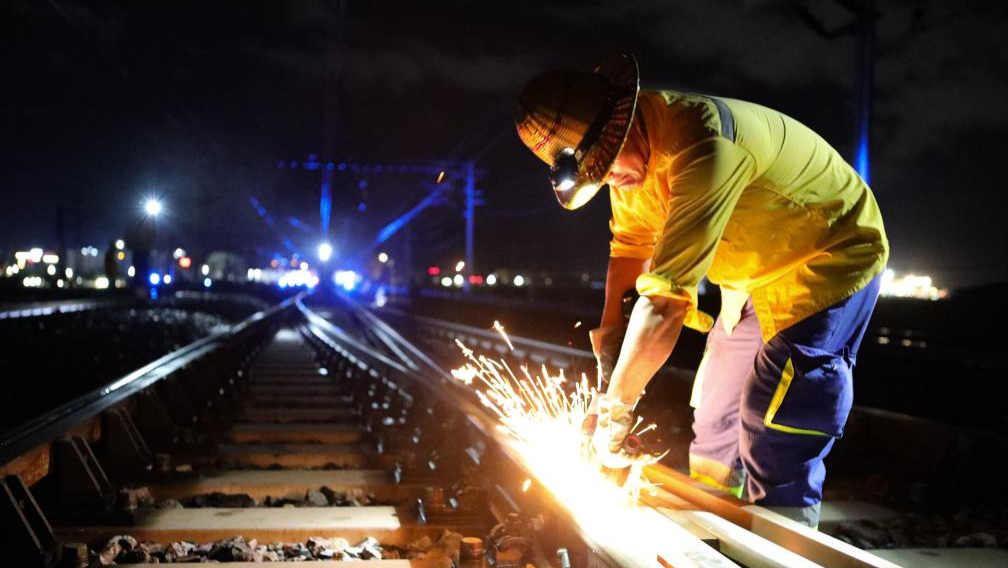 中老铁路加强养护迎暑运