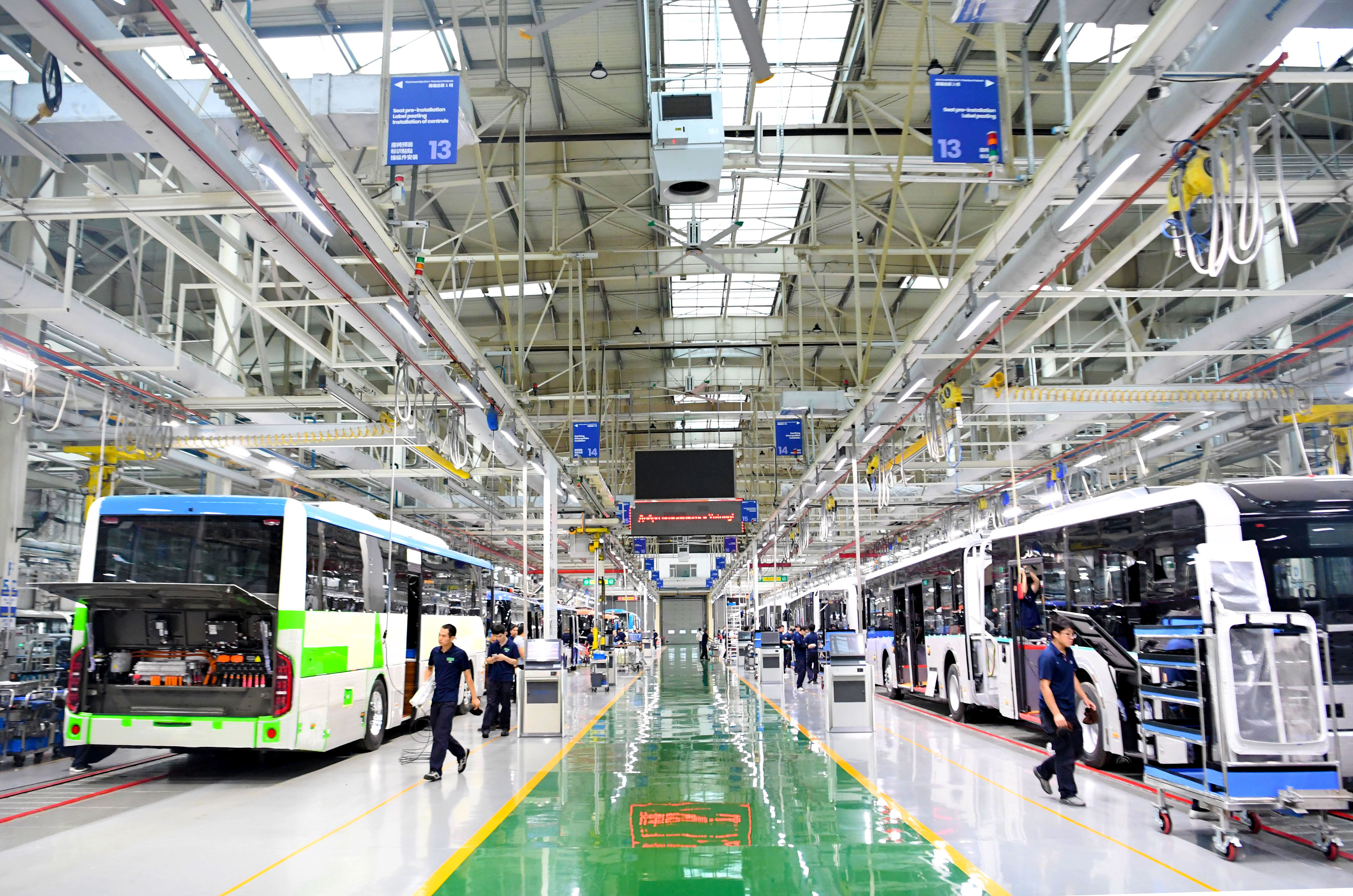 El vehículo número 10.000 de Yutong para exportación a Asia Central sale de la línea de producción en Zhengzhou