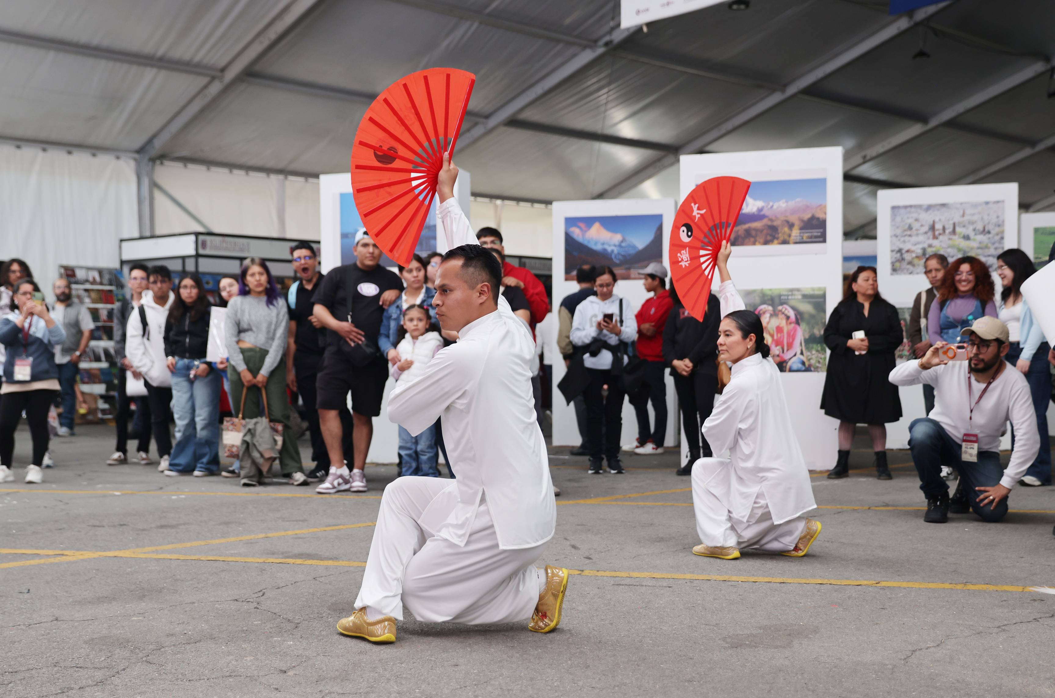 Área de exposiciones de China durante la feria del libro en la Ciudad de México