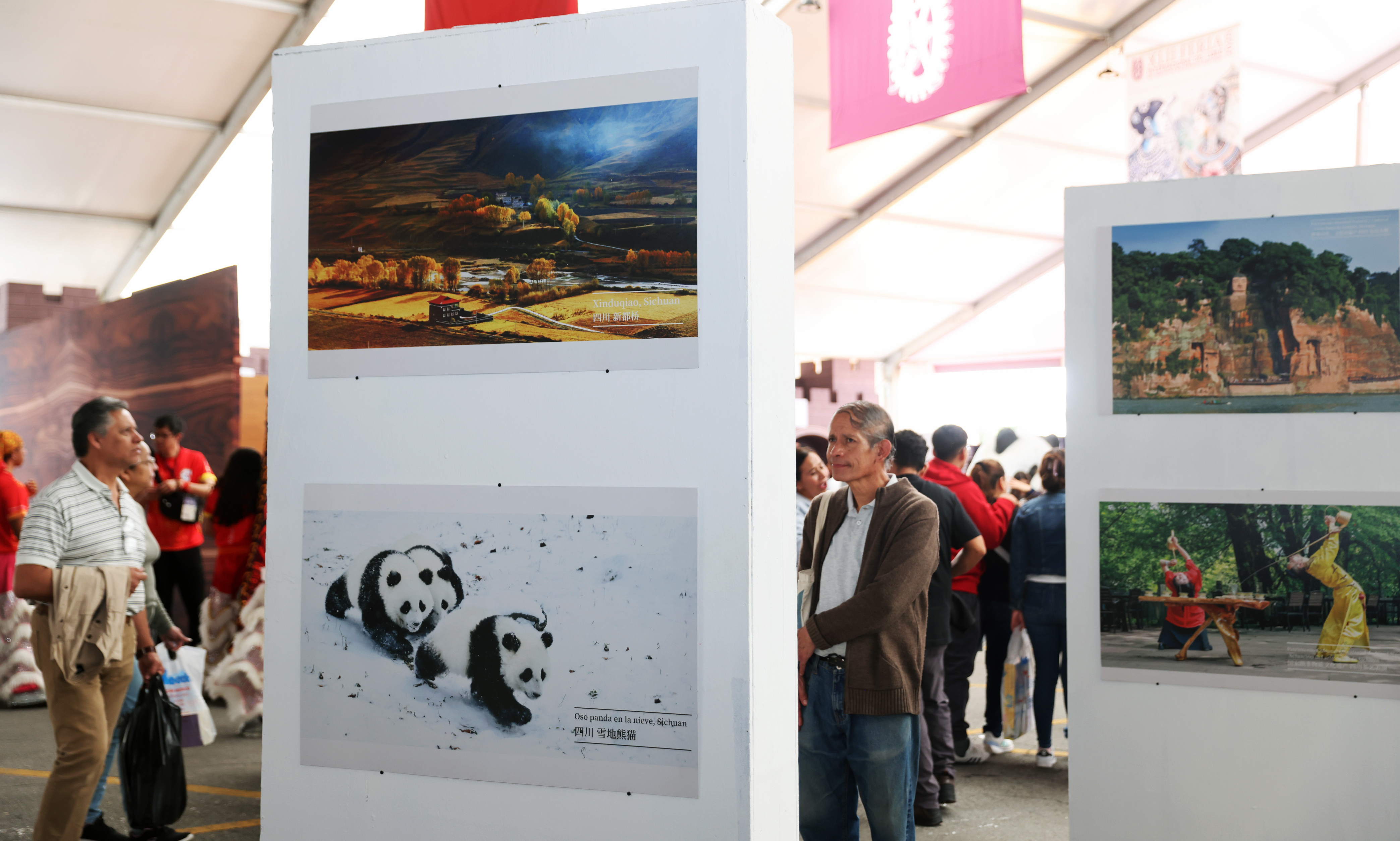 Área de exposiciones de China durante la feria del libro en la Ciudad de México