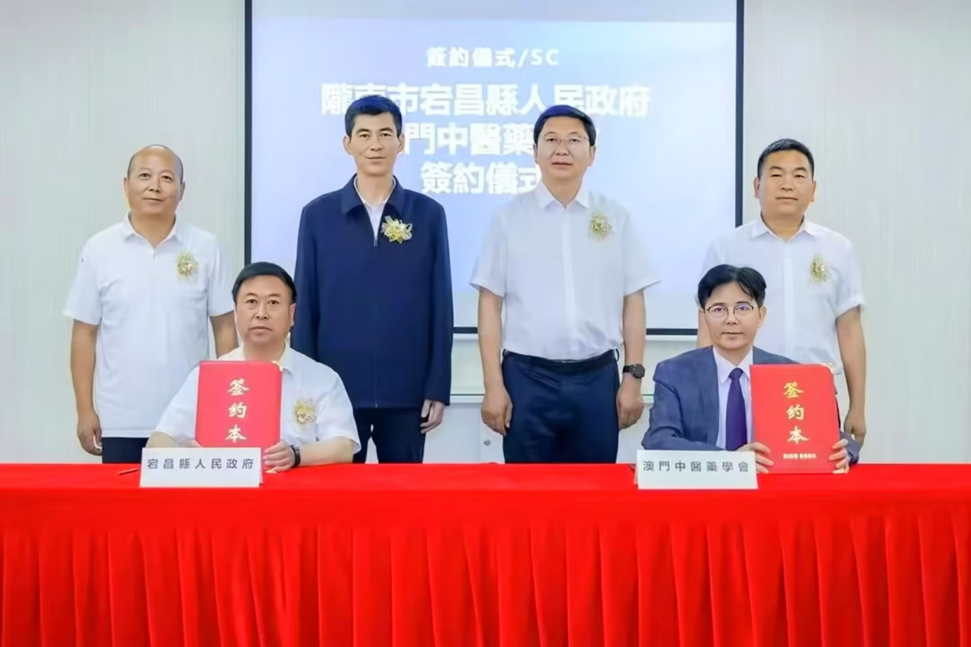 6月14日至20日,陇南市委常委,宣传部部长唐进军与宕昌县委书记张建强