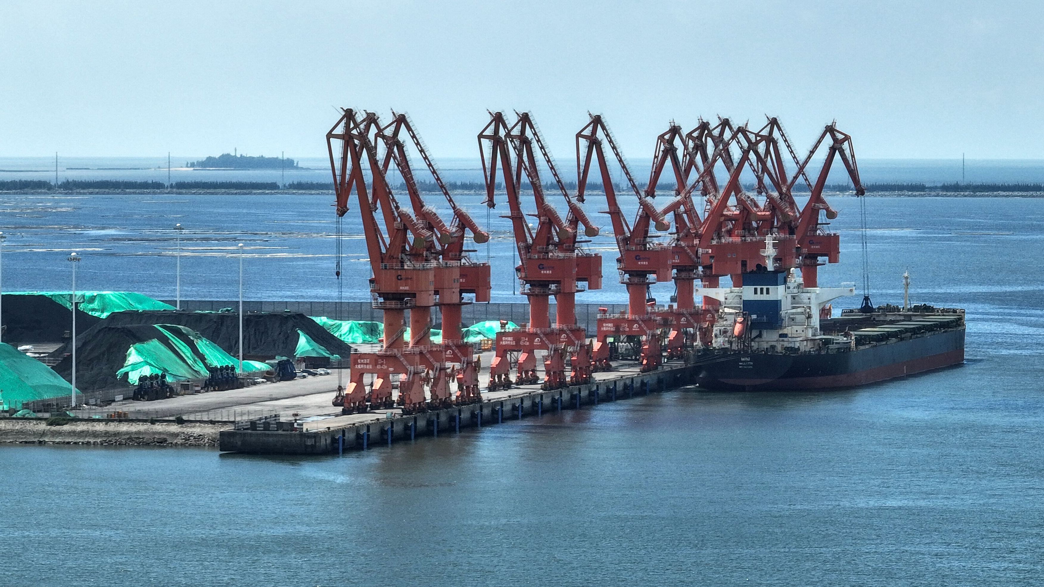 今年前6个月西部陆海新通道班列运量同比增长76.9%