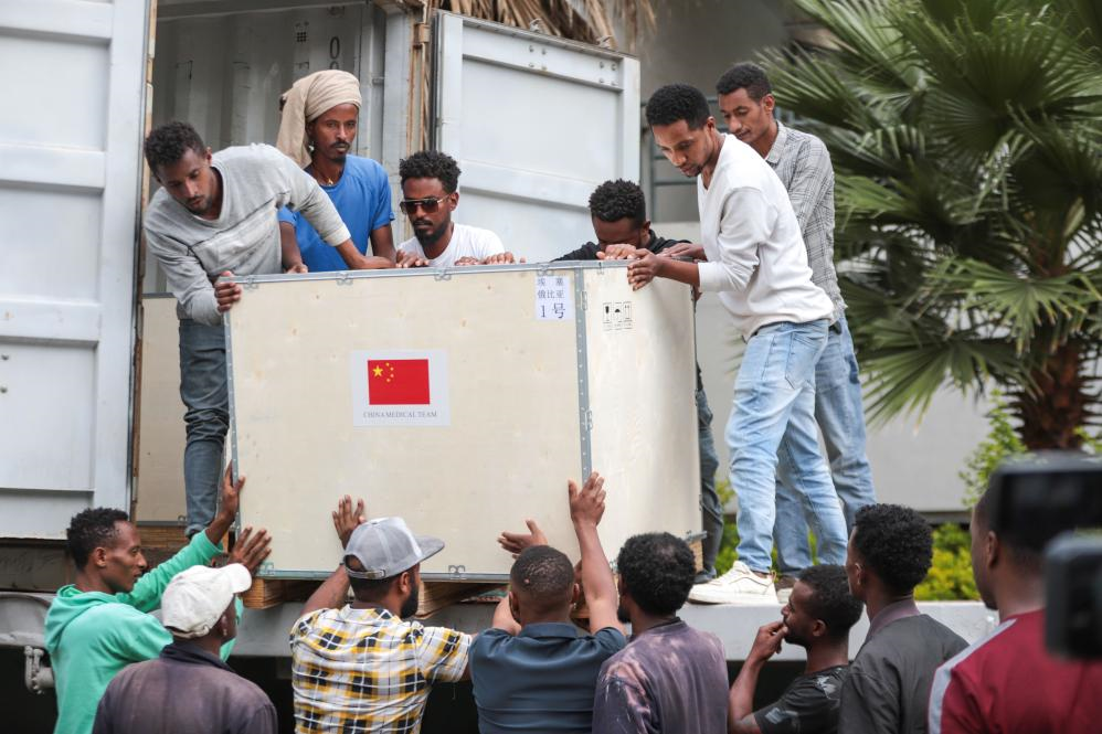 L'équipe médicale chinoise donne des fournitures médicales à un hôpital de la capitale éthiopienne