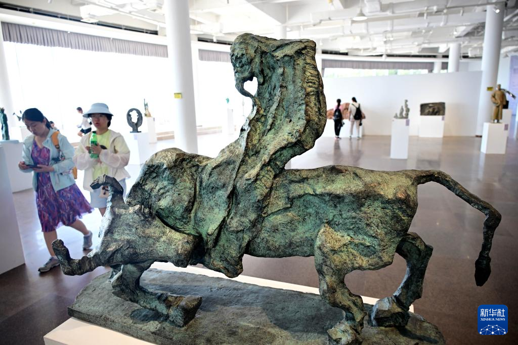 “合光共塑”——上合组织国家雕塑展在青岛举行