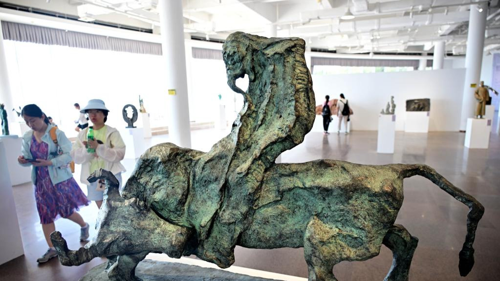 “合光共塑”——上合组织国家雕塑展在青岛举行