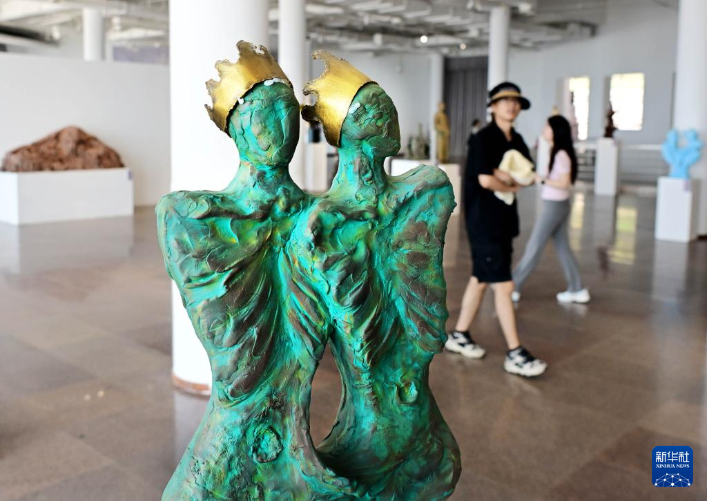 “合光共塑”——上合组织国家雕塑展在青岛举行