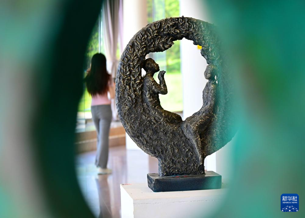 “合光共塑”——上合组织国家雕塑展在青岛举行