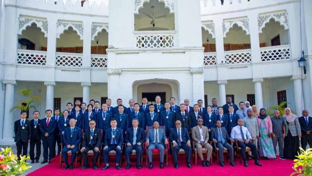 坦桑尼亚桑给巴尔总统向中国援桑医疗队授勋