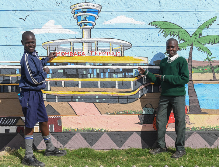 Kenya : des peintures murales sur l'histoire du chemin de fer SGR construit par la Chine