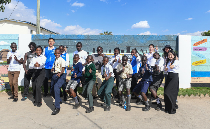 Kenya : des peintures murales sur l'histoire du chemin de fer SGR construit par la Chine