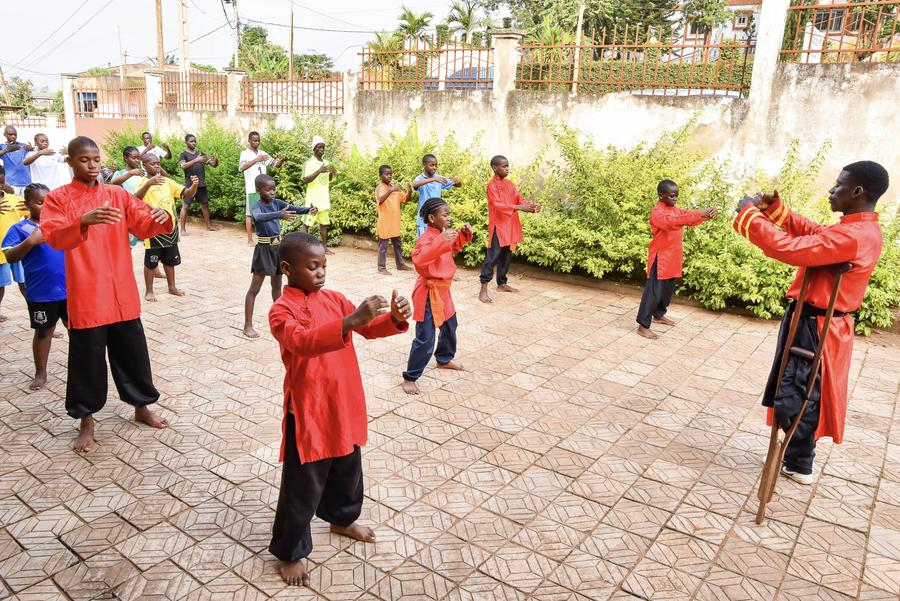 Cameroun : des jeunes pratiquent le kung-fu