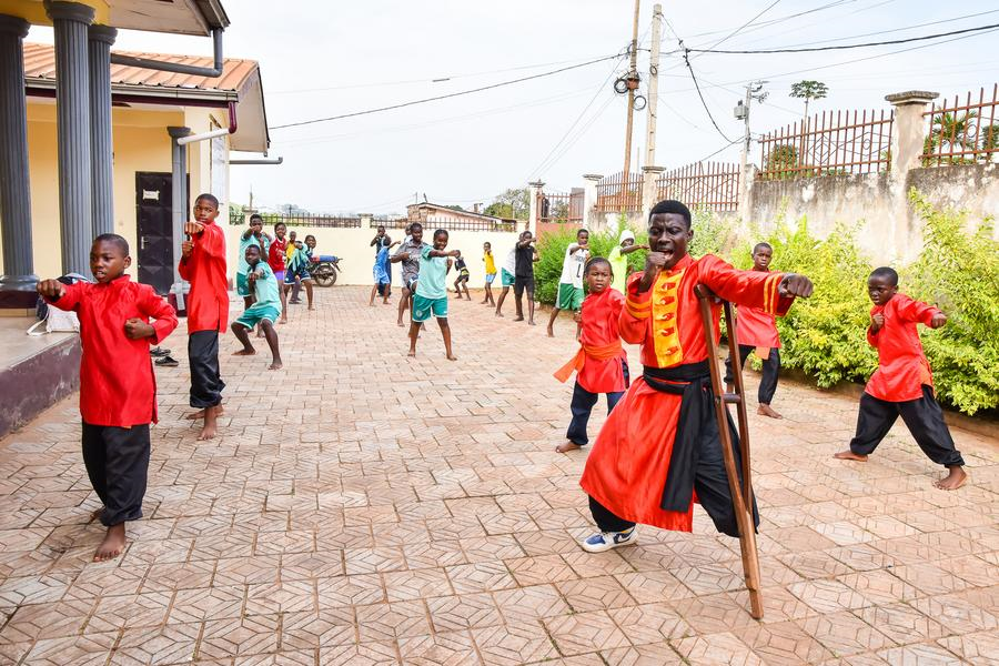 Cameroun : des jeunes pratiquent le kung-fu