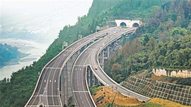 The Chongqing Hunan double track expressway has been fully opened, and the eastern hub of the western land sea new channel has been formed