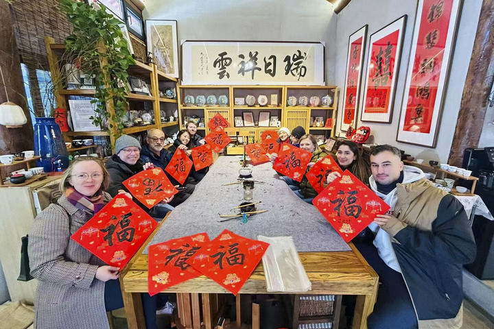 Cultural ferryman guides foreign tourists to understand the real China
