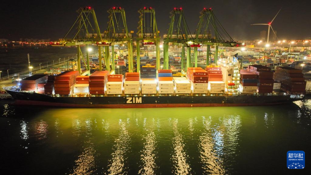 Port operations are busy, striving for a 