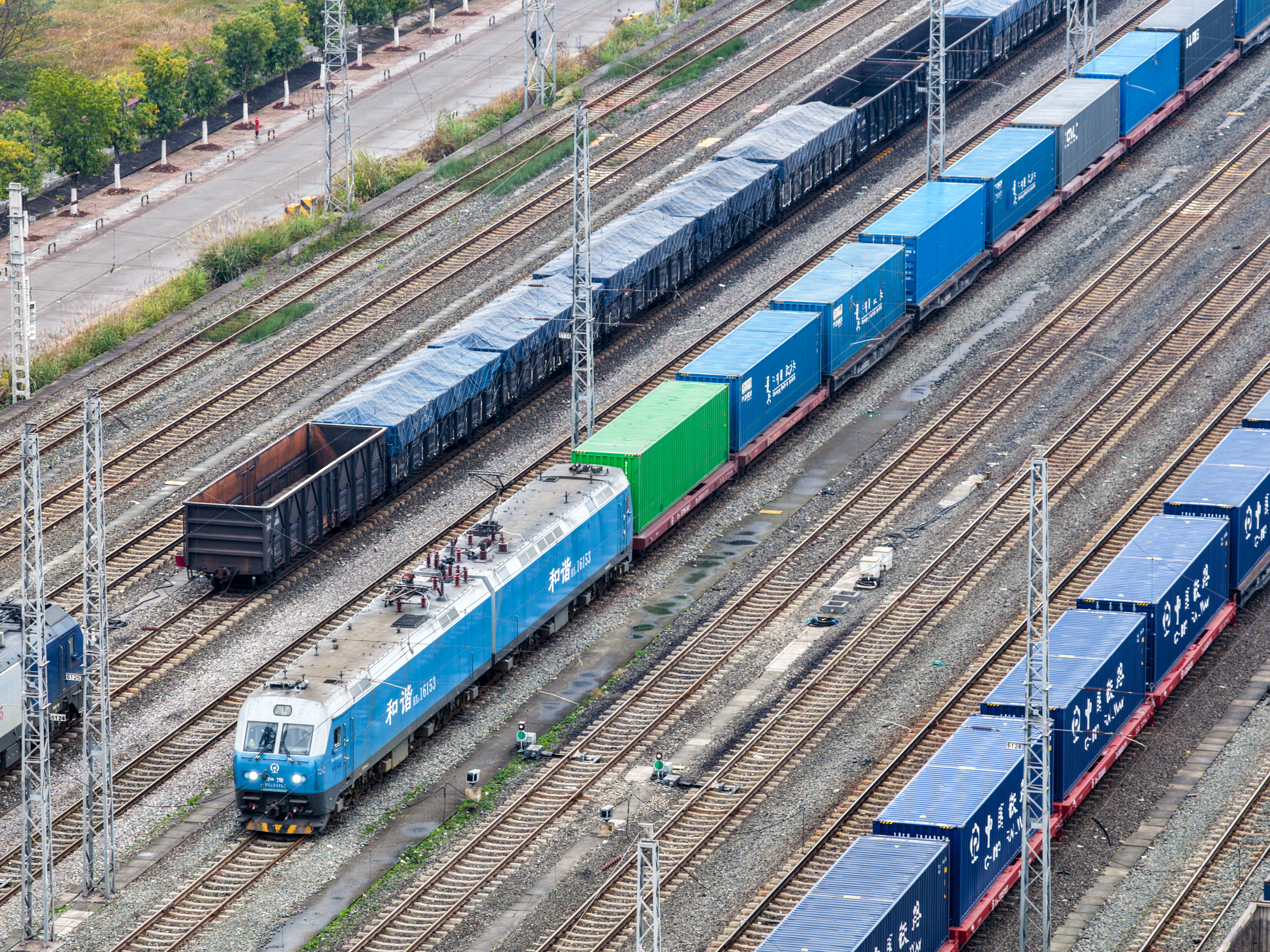 西南地区新年首趟中欧班列在渝发车