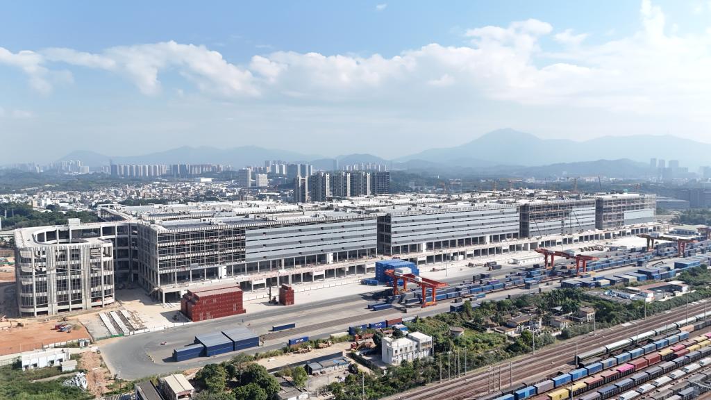 A key breakthrough has been made in the construction of the largest single integrated logistics hub in China