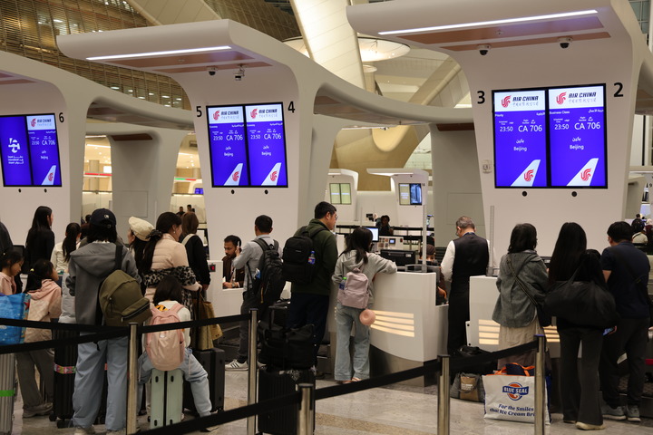 Inauguran ruta aérea directa entre Beijing y Abu Dabi