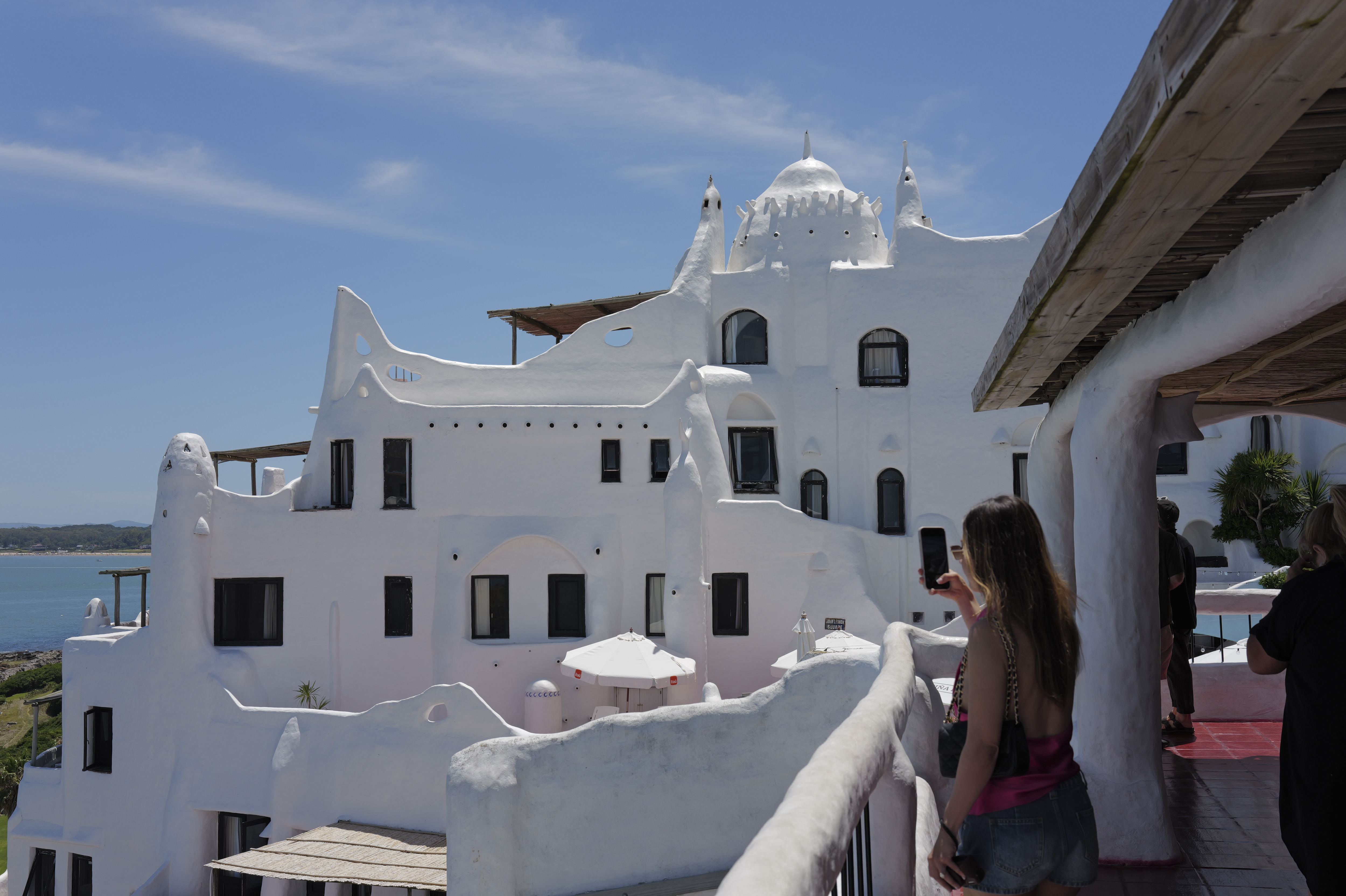 Entre muros curvos y blanco infinito: Casapueblo y su conexión con China