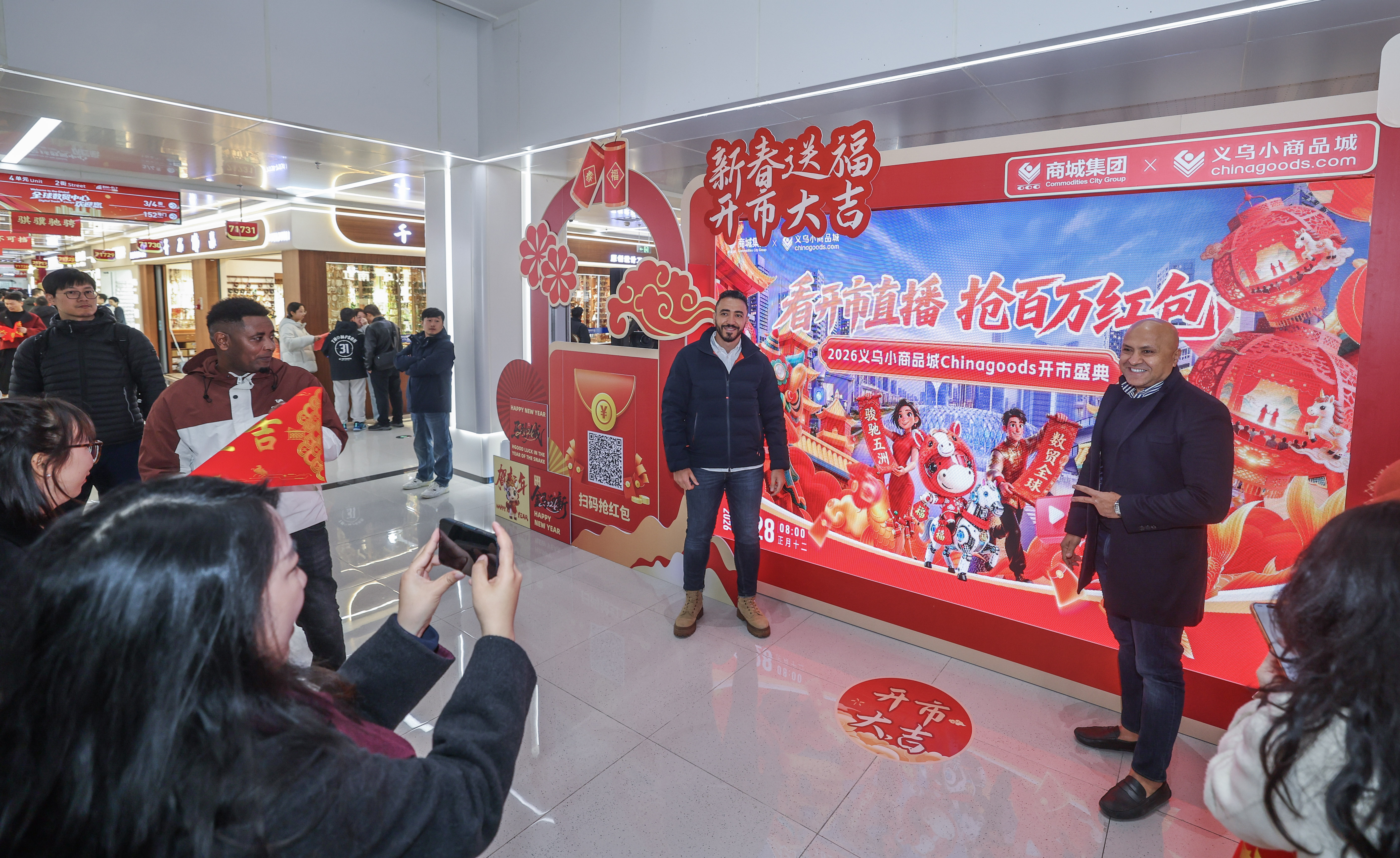 Comerciantes reanudan actividades en el primer día hábil del Año del Caballo en Yiwu, Zhejiang