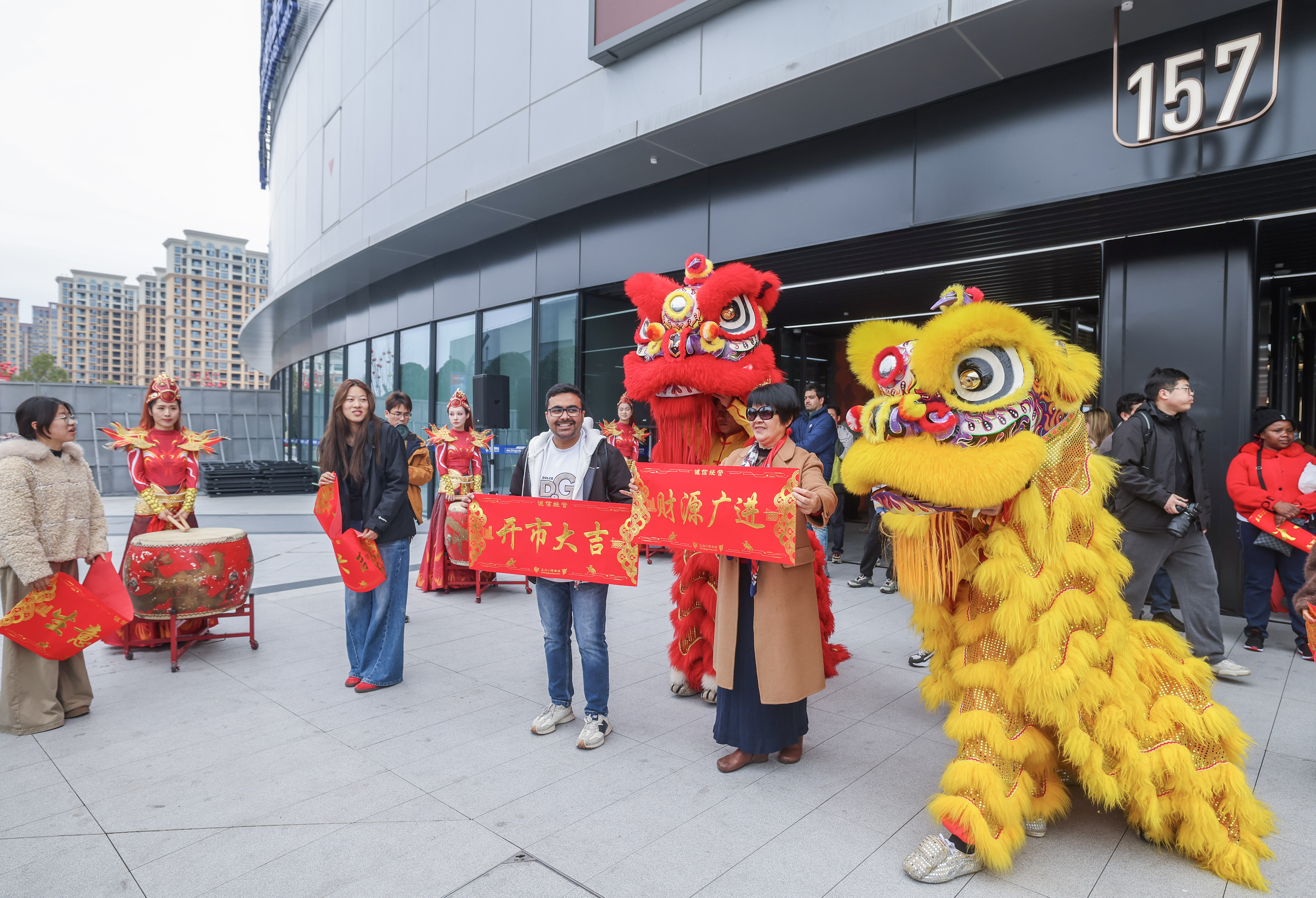 Comerciantes reanudan actividades en el primer día hábil del Año del Caballo en Yiwu, Zhejiang