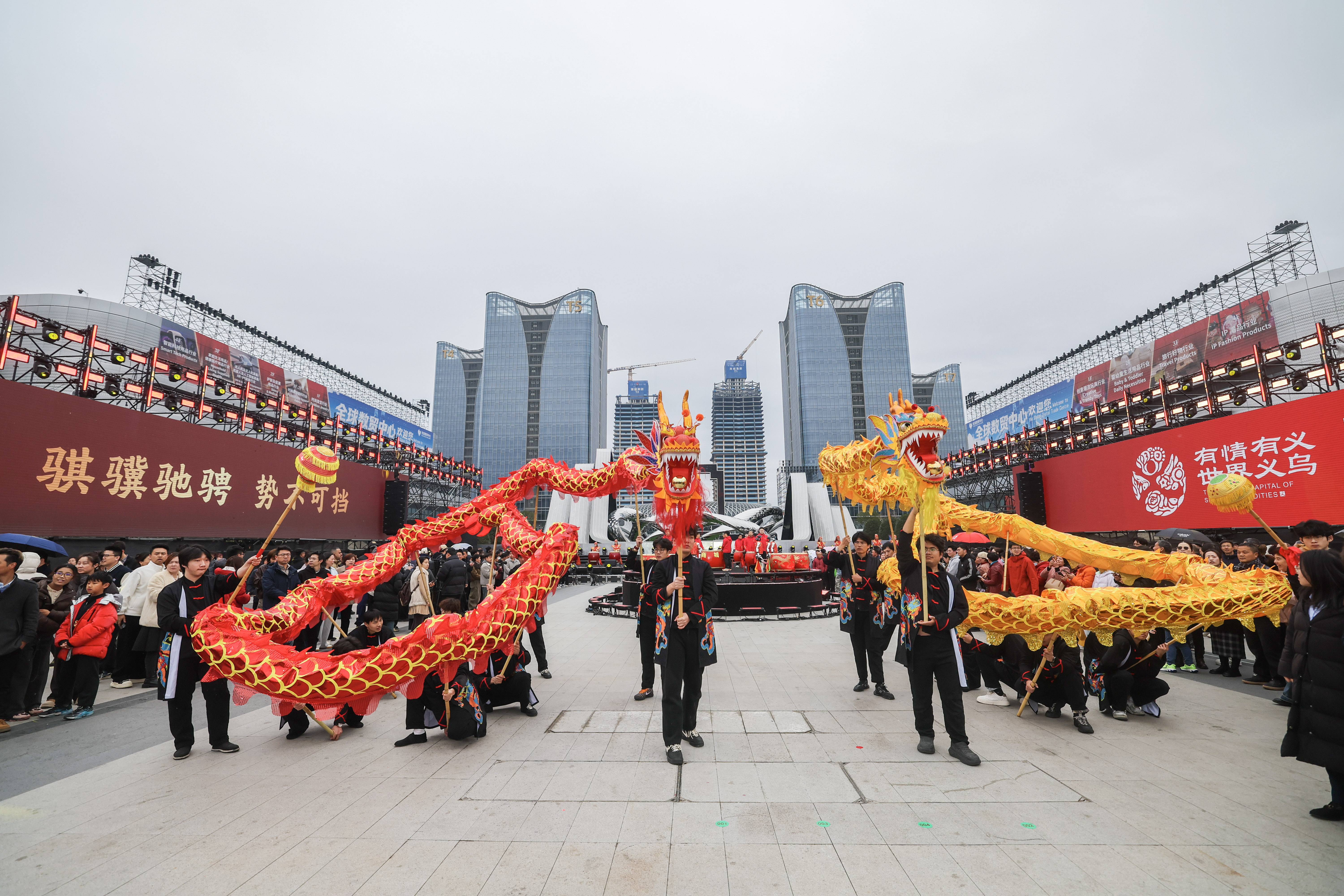 Comerciantes reanudan actividades en el primer día hábil del Año del Caballo en Yiwu, Zhejiang