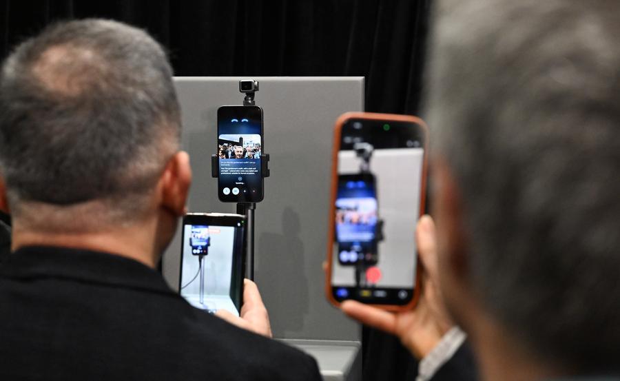 Le groupe chinois Honor dévoile son premier "téléphone-robot" boosté à l'IA