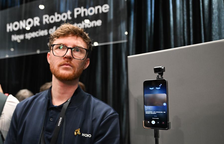 Le groupe chinois Honor dévoile son premier "téléphone-robot" boosté à l'IA