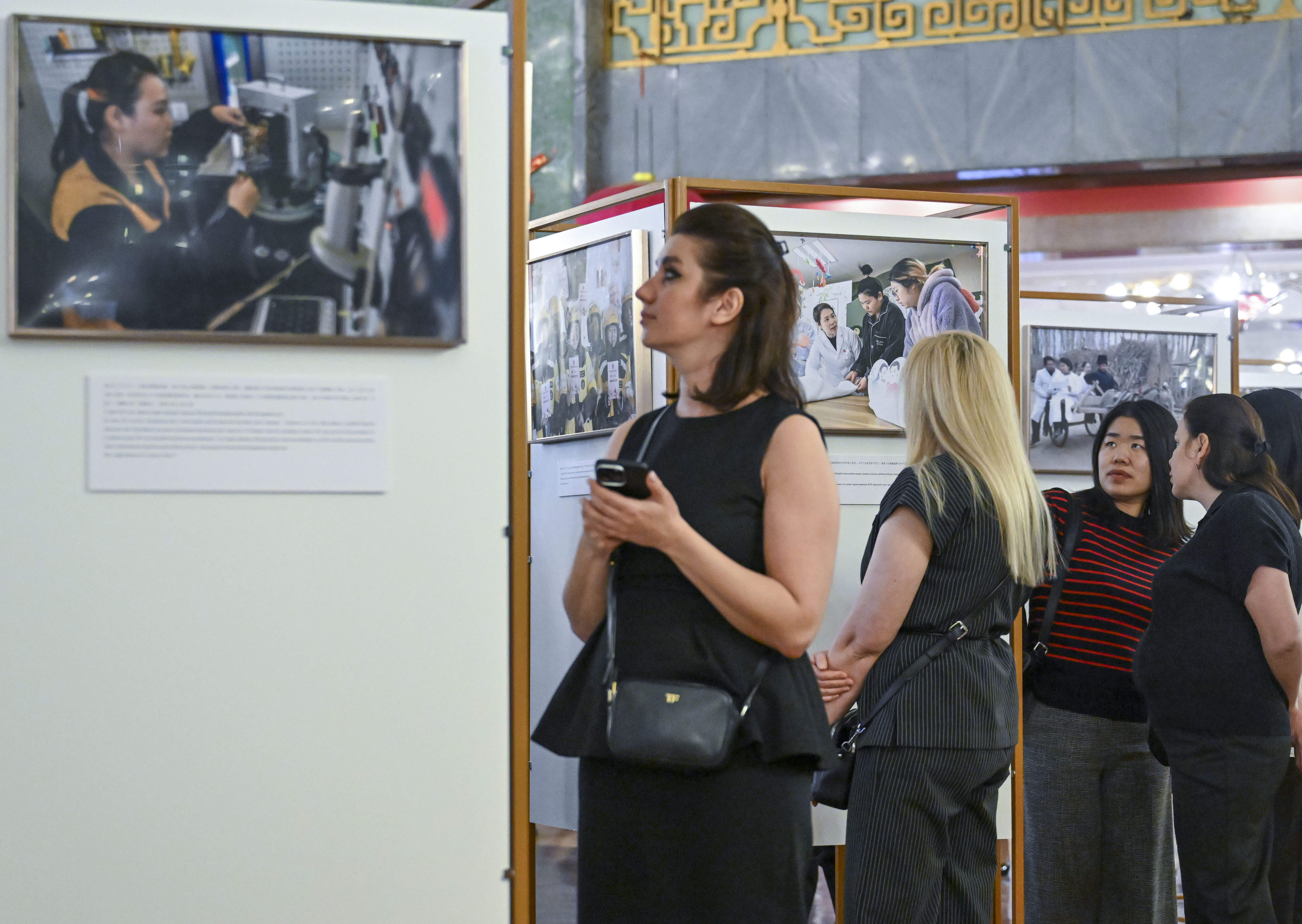 Exposición fotográfica que destaca los logros del desarrollo de las mujeres en China se inaugura en Moscú