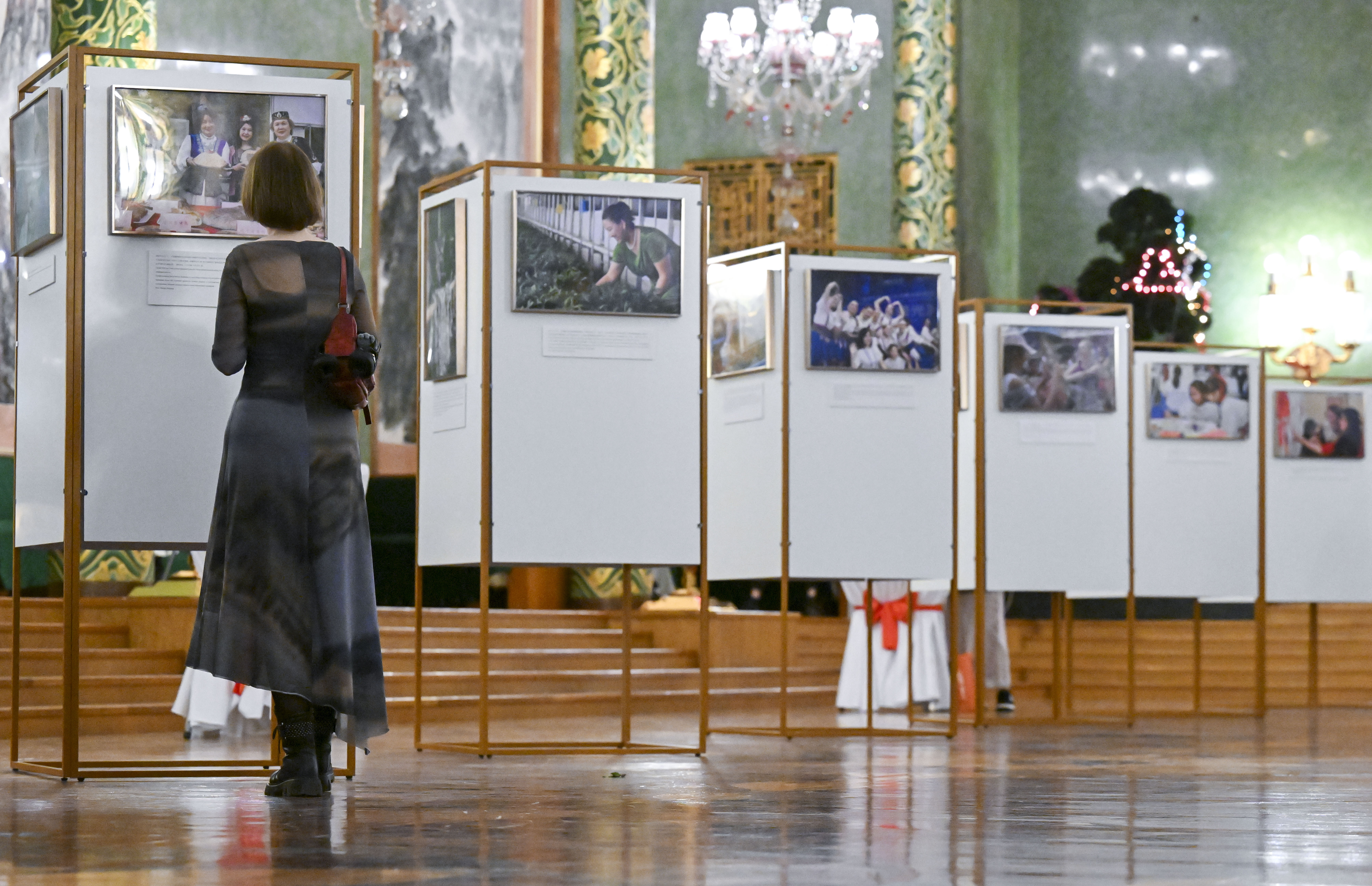 Exposición fotográfica que destaca los logros del desarrollo de las mujeres en China se inaugura en Moscú