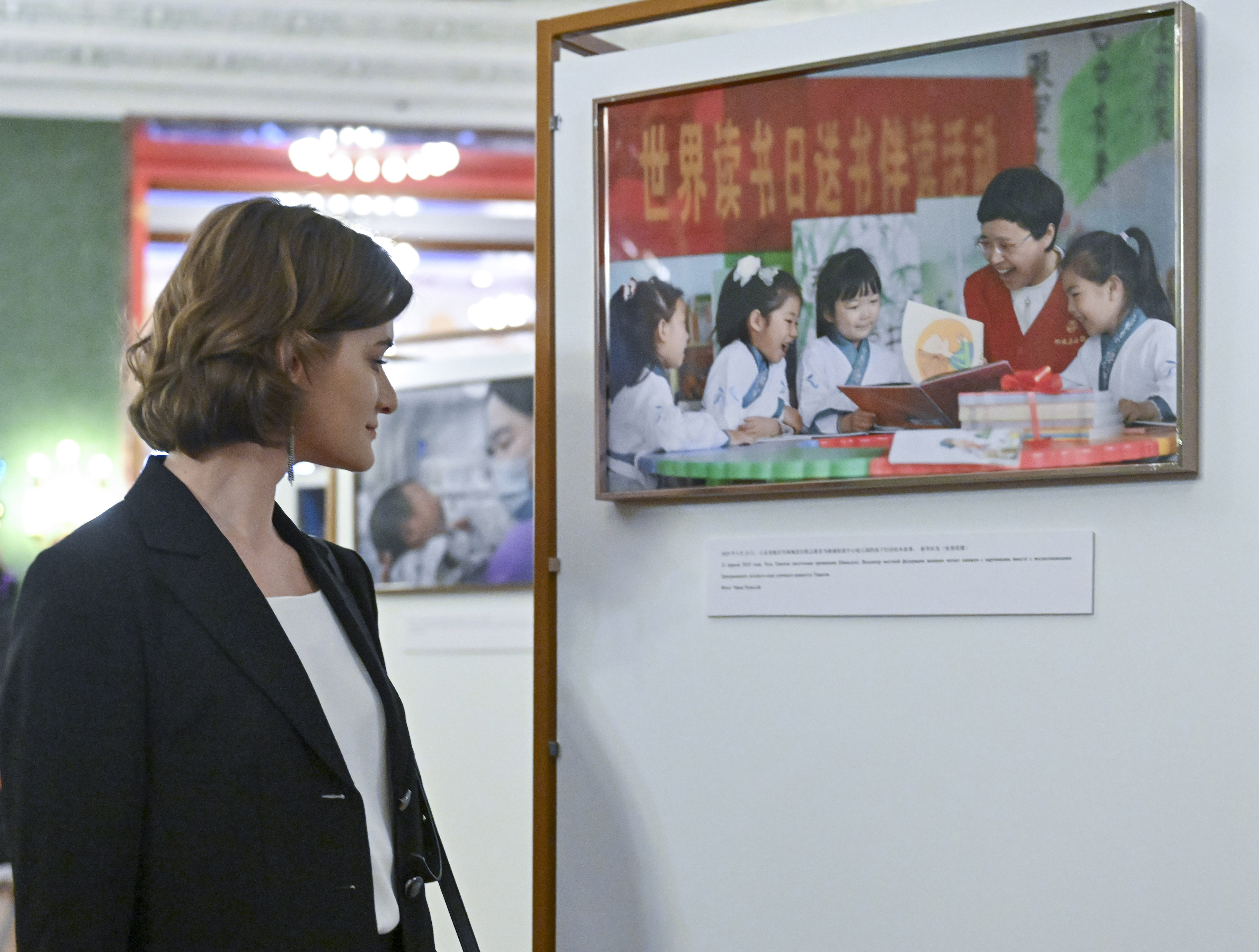 Exposición fotográfica que destaca los logros del desarrollo de las mujeres en China se inaugura en Moscú