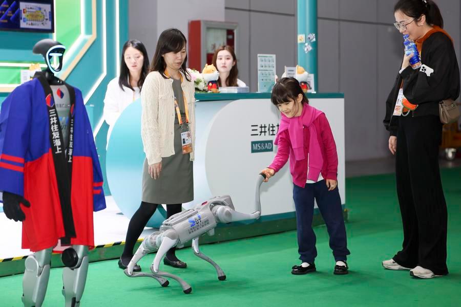 Xinhua Commentary: China's first national conference on service sector boosts confidence in high-quality growth