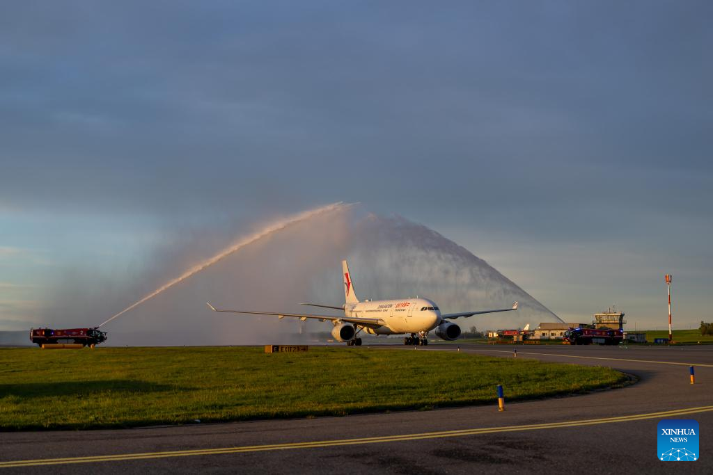 First direct flight links northwest China, Austria