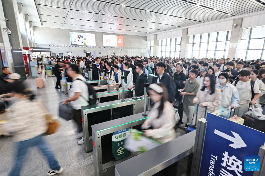 China's railway passenger trips surpass 100 mln during May Day holiday