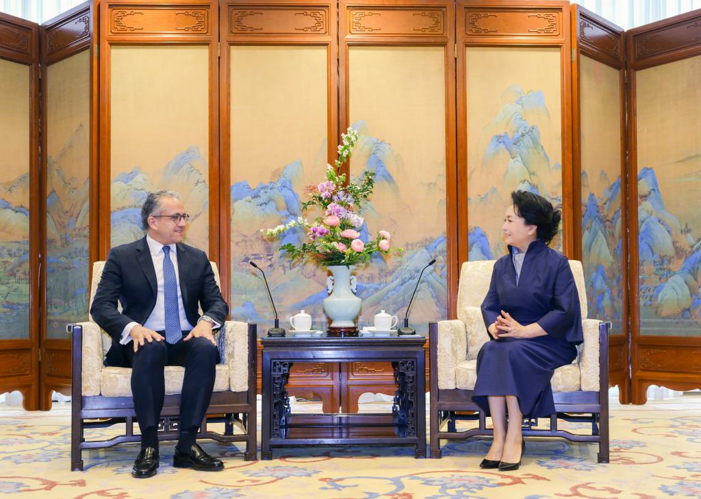 Peng Liyuan meets UNESCO chief in Beijing