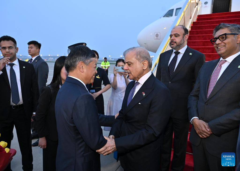 Pakistani PM arrives in Beijing