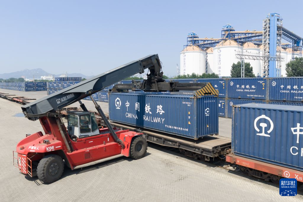 全国首趟跨境海铁公“一单制”班列从烟台港开行