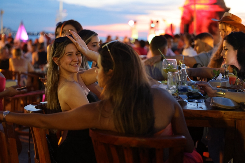 在哥伦比亚卡塔赫纳看加勒比海日落