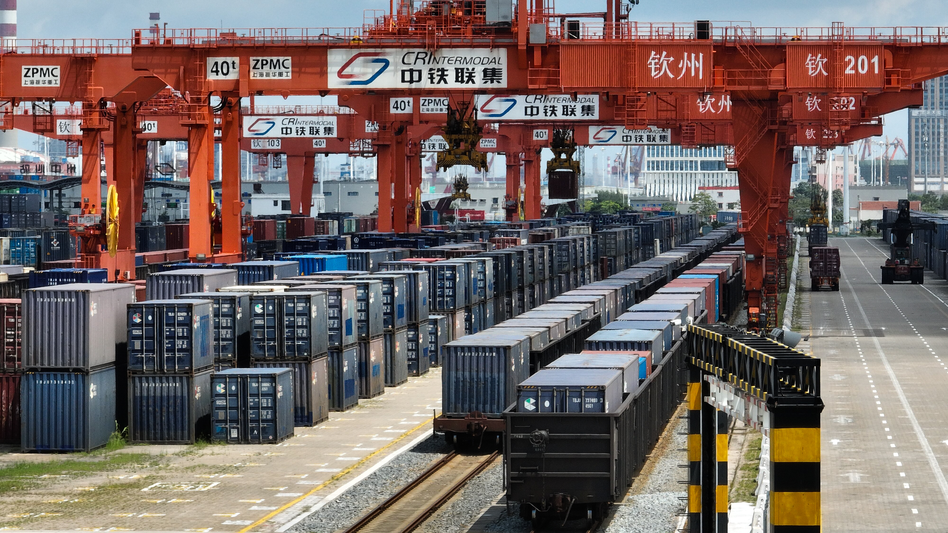 今年前6个月西部陆海新通道班列运量同比增长76.9%
