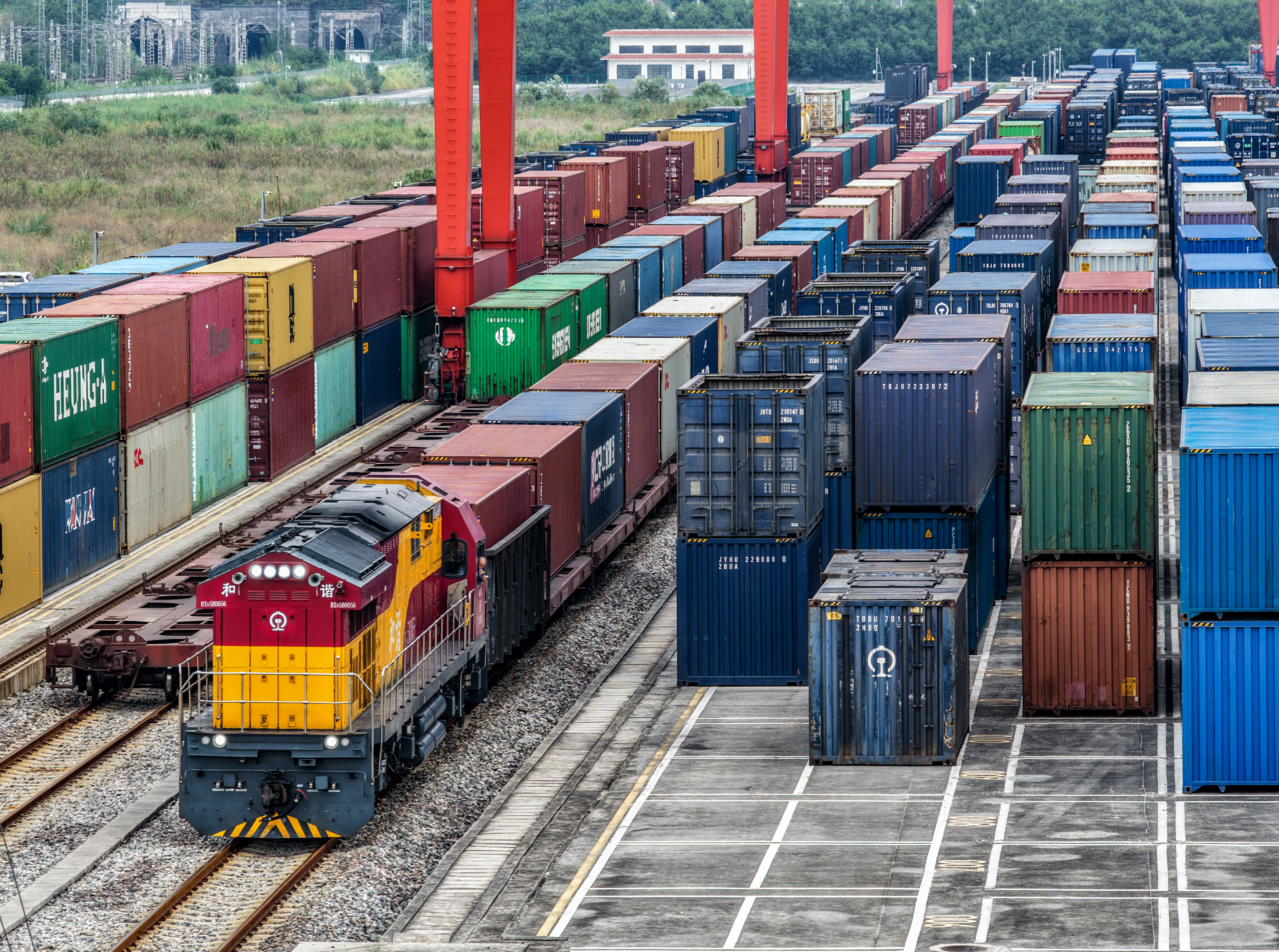 今年前8个月重庆经西部陆海新通道运输货物超20万标箱