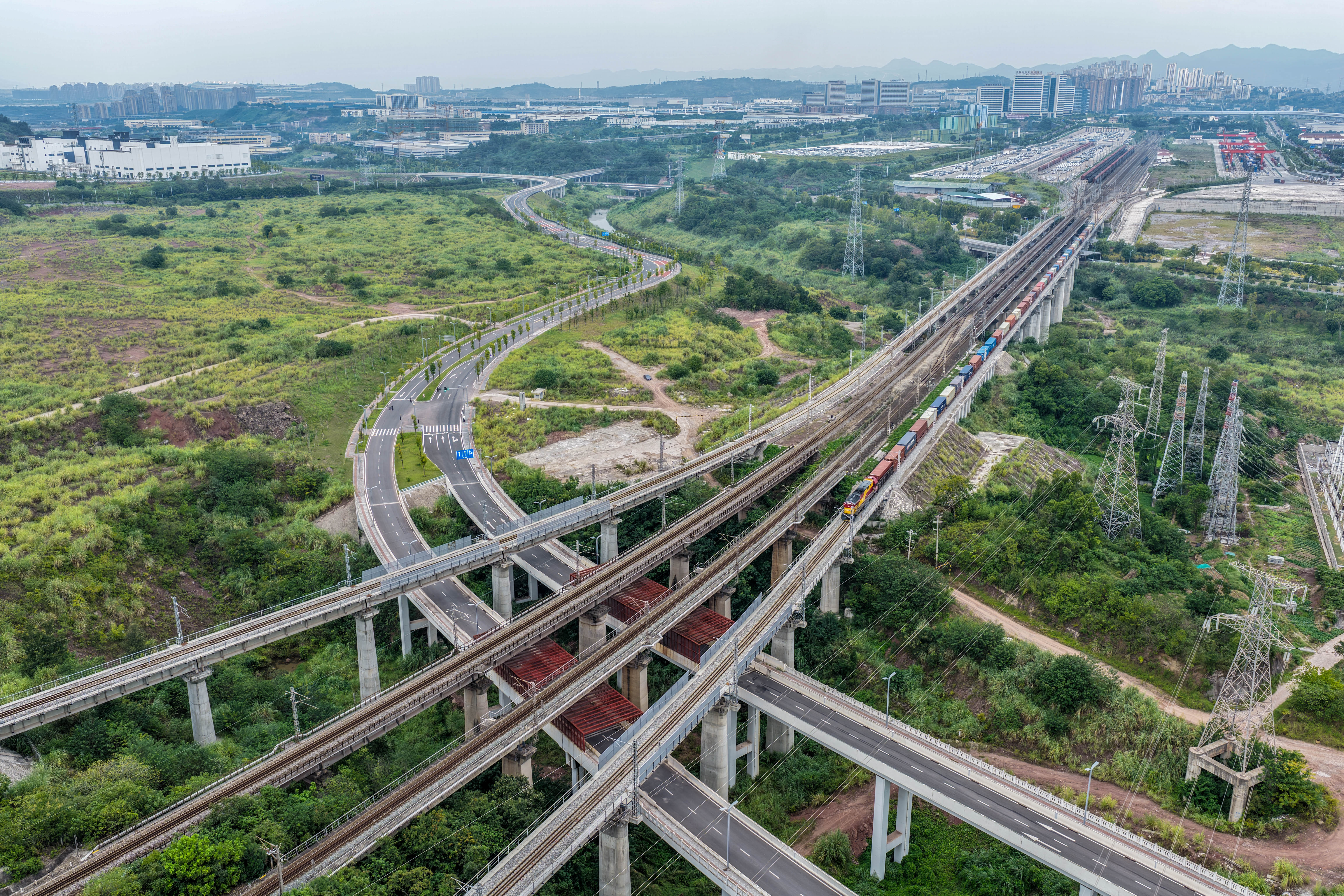 今年前8个月重庆经西部陆海新通道运输货物超20万标箱
